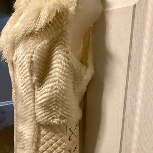 GUESS Womens Piper Faux Fur Vest - Picture 3 of 15